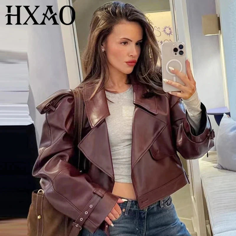 Cropped leather jacket with single button closure, designed for a loose fit and contemporary style. Ideal for layering.