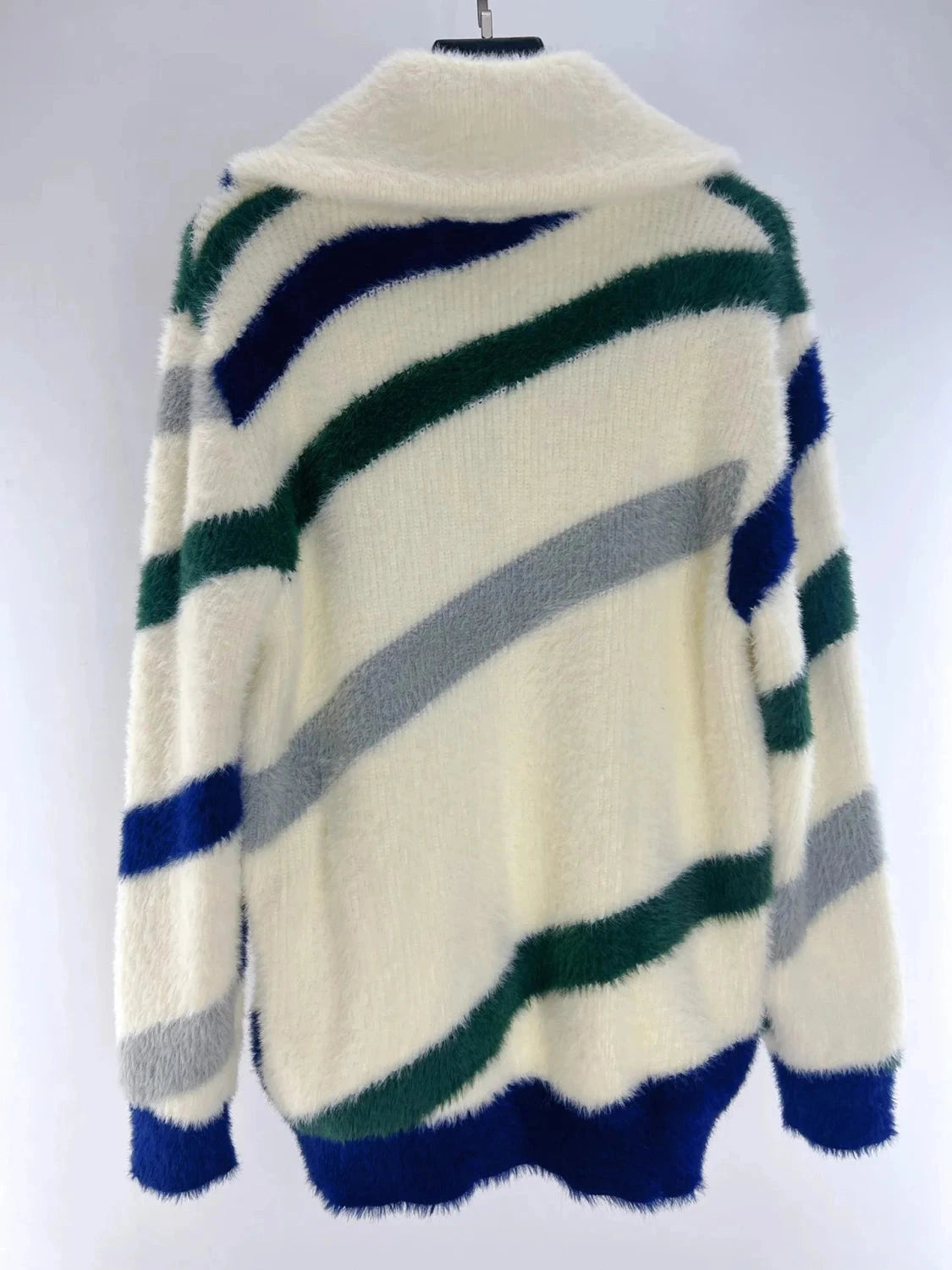 Chic oversized zipper jacket made from soft cotton, ideal for casual outings and layering in autumn and winter.