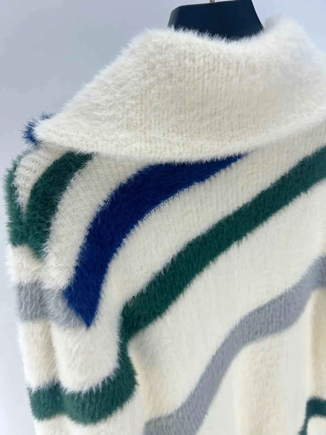 Chic oversized zipper jacket made from soft cotton, ideal for casual outings and layering in autumn and winter.