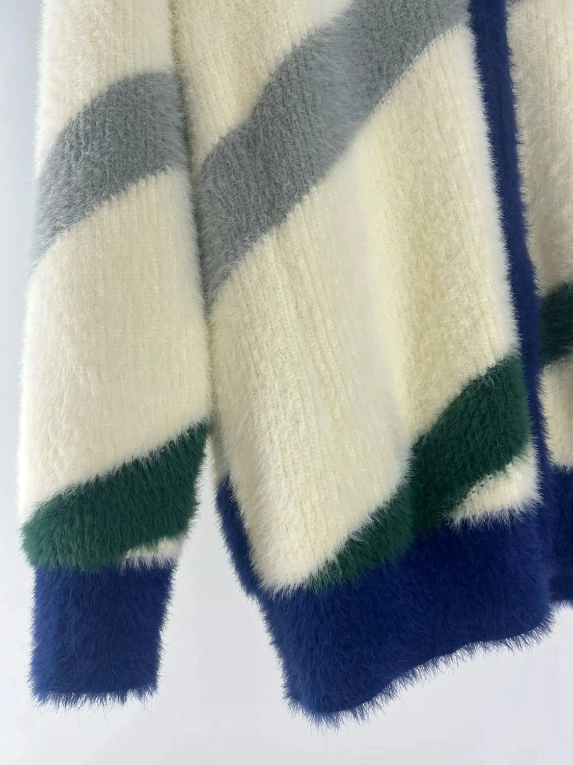 Chic oversized zipper jacket made from soft cotton, ideal for casual outings and layering in autumn and winter.