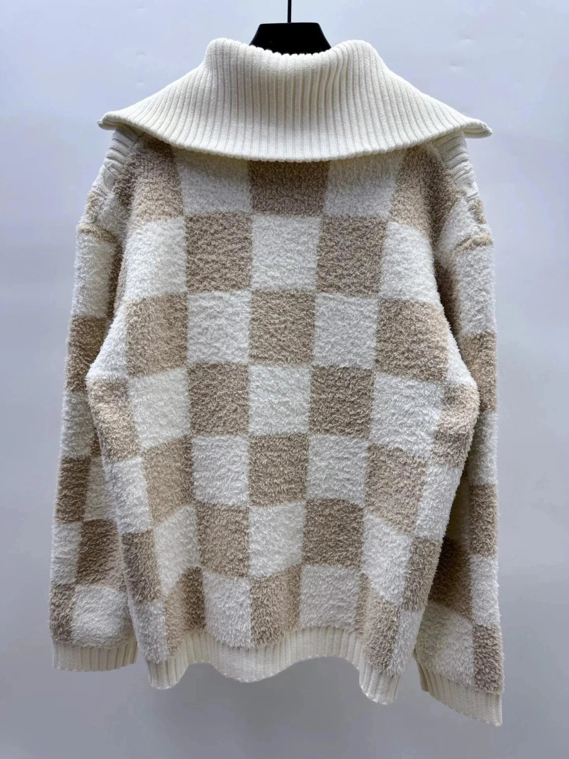 Chic oversized zipper jacket made from soft cotton, ideal for casual outings and layering in autumn and winter.