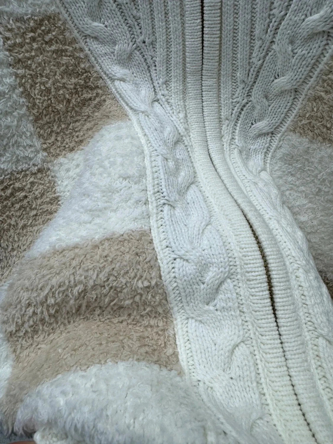 Chic oversized zipper jacket made from soft cotton, ideal for casual outings and layering in autumn and winter.