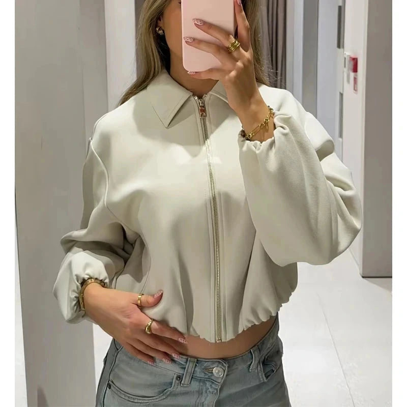 Cropped puffed bomber jacket made of polyester with a relaxed fit and zipper closure. Ideal for casual outfits.