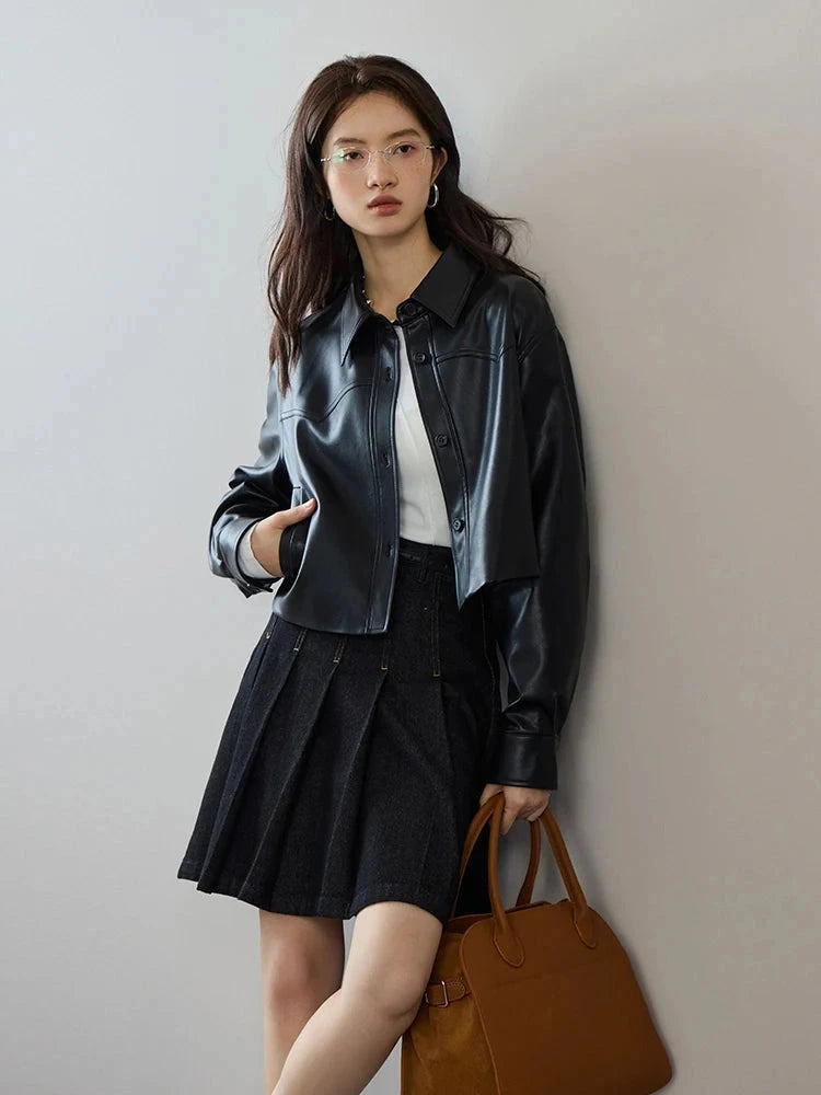 Chic short leather jacket with single breasted closure made from premium PU leather. Ideal for casual outings.