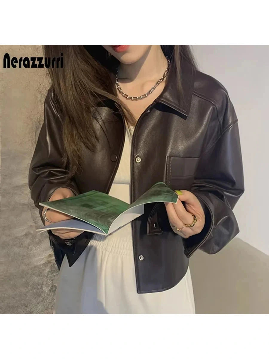 Chic short faux leather jacket with a loose fit, single-breasted design, and functional pockets.