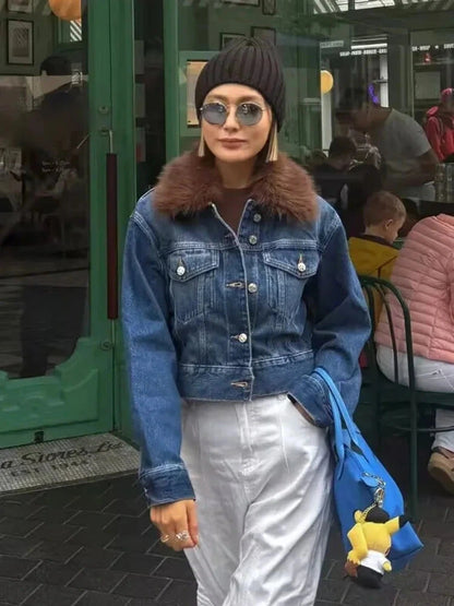 Chic short jacket with single-breasted closure, crafted from high-quality polyester for a regular fit.