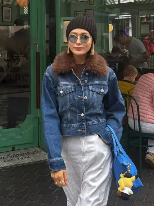 Chic short jacket with single-breasted closure, crafted from high-quality polyester for a regular fit.