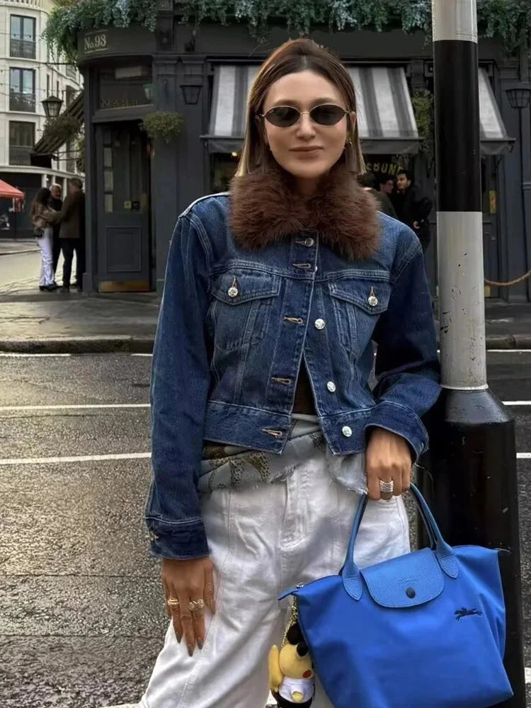 Chic short jacket with single-breasted closure, crafted from high-quality polyester for a regular fit.