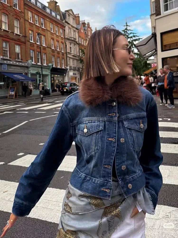 Chic short jacket with single-breasted closure, crafted from high-quality polyester for a comfortable fit.