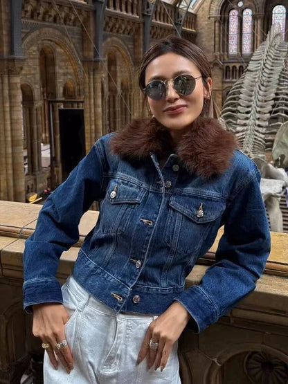 Chic short jacket with single-breasted closure, crafted from high-quality polyester for a regular fit.