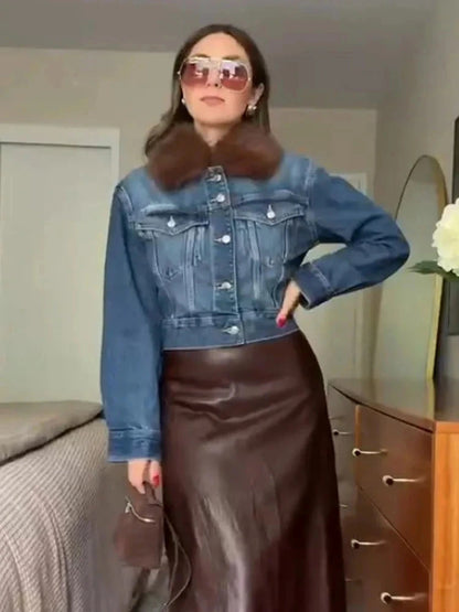 Chic short jacket featuring a single-breasted closure, crafted from high-quality polyester for a regular fit.