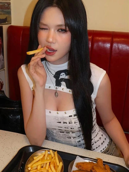 Hollow out letter print tank top in patterned design with cropped length and regular fit. Ideal for casual wear and parties.