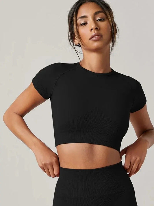 Seamless yoga top in midnight black with short sleeves, made from breathable nylon and quick-dry technology.